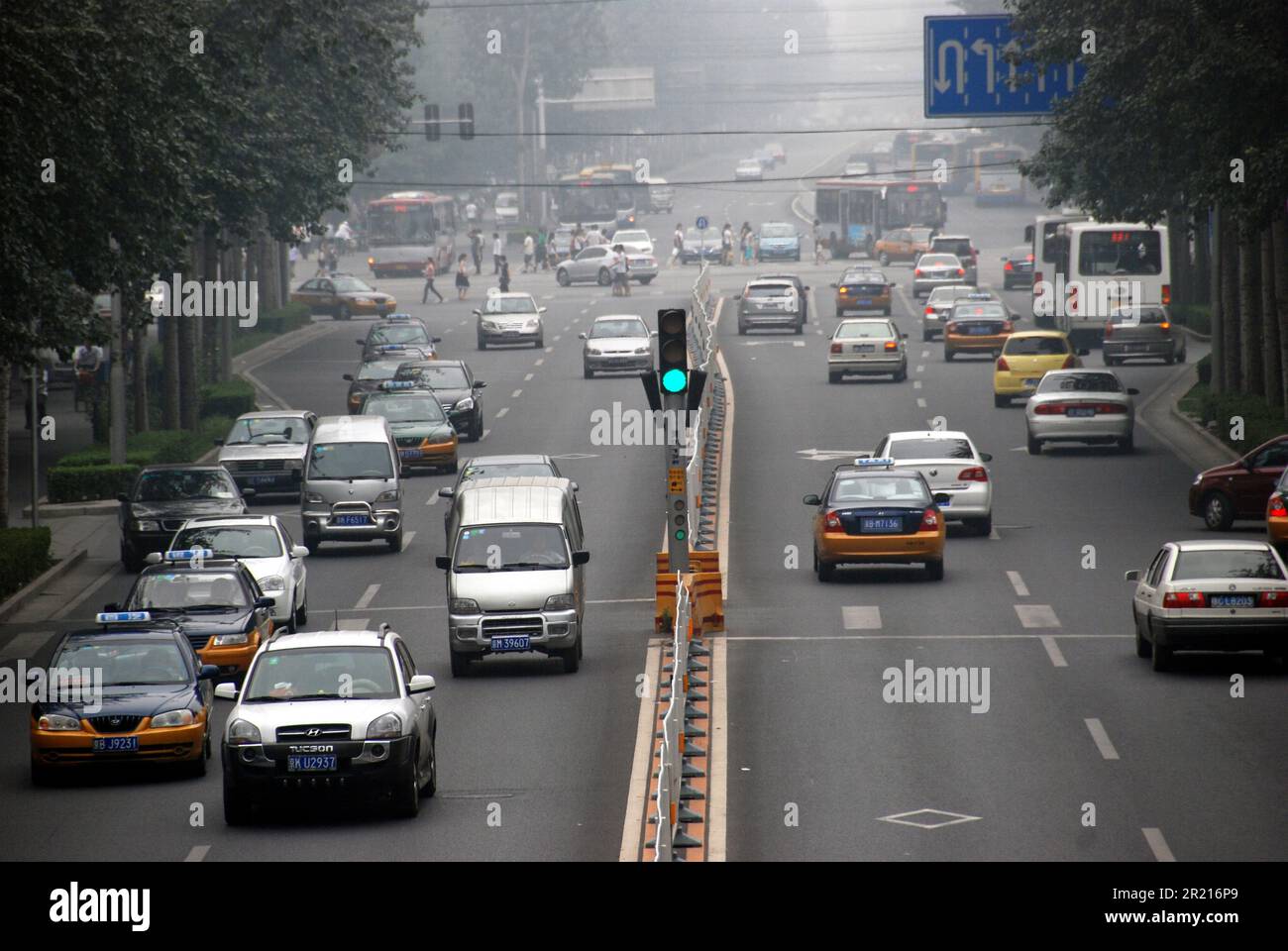Peking, China - Verkehr auf den Straßen von Peking. Autofahrer fahren in dem schweren Smog, der die Sicht einschränkte, da starker Smog über Peking hängt, während die Verschmutzung bei hohen Temperaturen und hoher Luftfeuchtigkeit zunimmt. Stockfoto