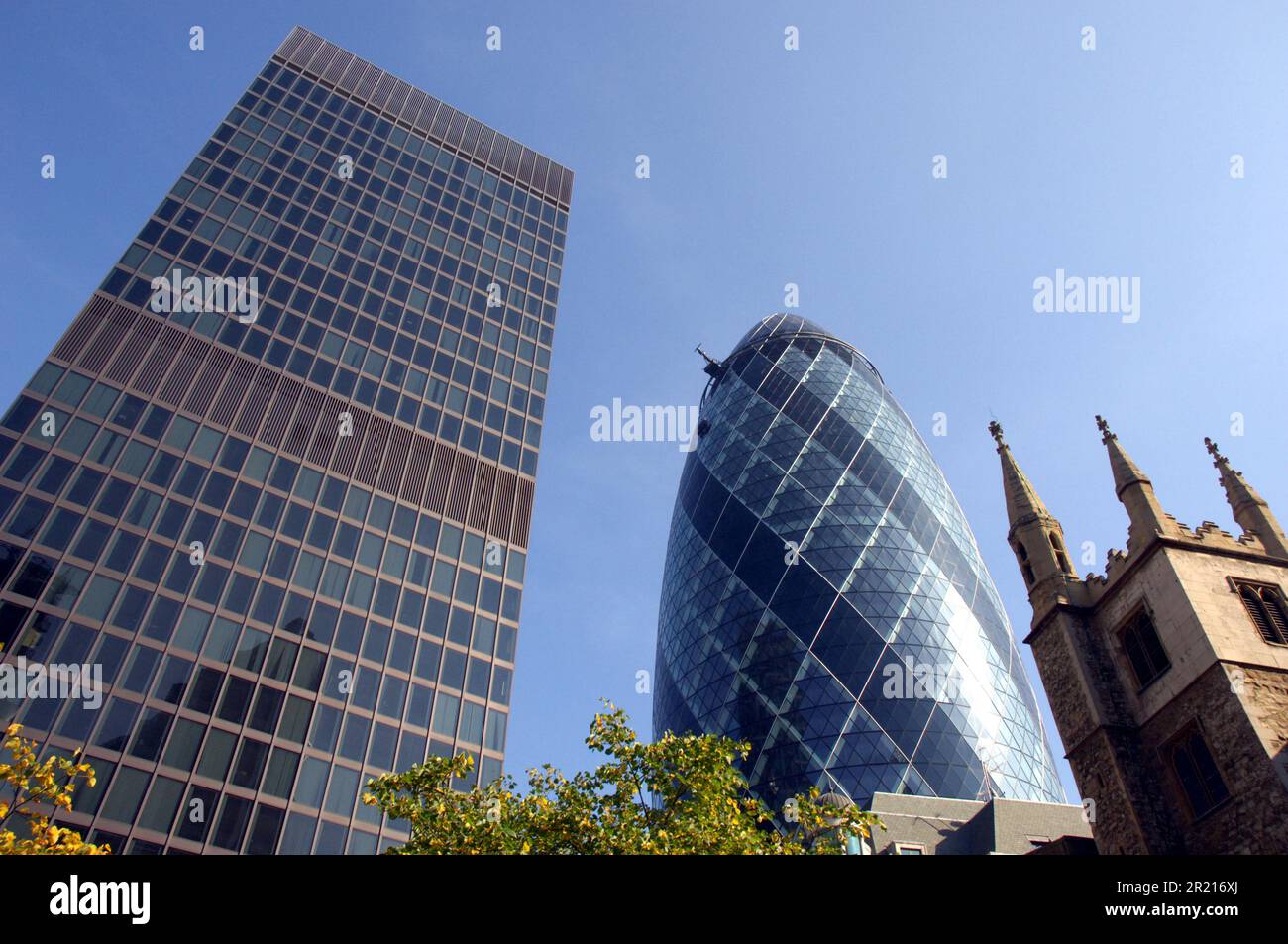 The Gherkin oder Swiss Re Tower in 30 St Mary Axe im Hauptfinanzviertel von London. Es ist 180 Meter hoch und damit das zweithöchste Gebäude in der City of London, nach Tower 42, und das sechstgrößte in ganz London. Das Gebäude wurde vom Pritzker-Preisträger Lord Foster und dem Ex-Partner Ken Shuttleworth und Arup Engineers entworfen und von Skanska (Schweden) zwischen 2001 und 2004 errichtet. Stockfoto