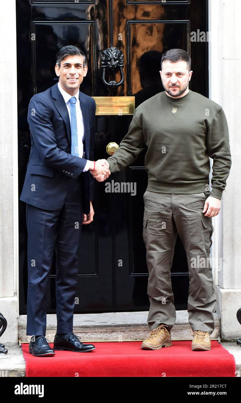 Der ukrainische Präsident Volodymyr Zelenskyy mit dem britischen Premierminister Rishi Sunak in der Downing Street Nr. 10 in London während seines ersten Besuchs im Vereinigten Königreich seit Beginn des Krieges in der Ukraine. Februar 8. 2023 Stockfoto