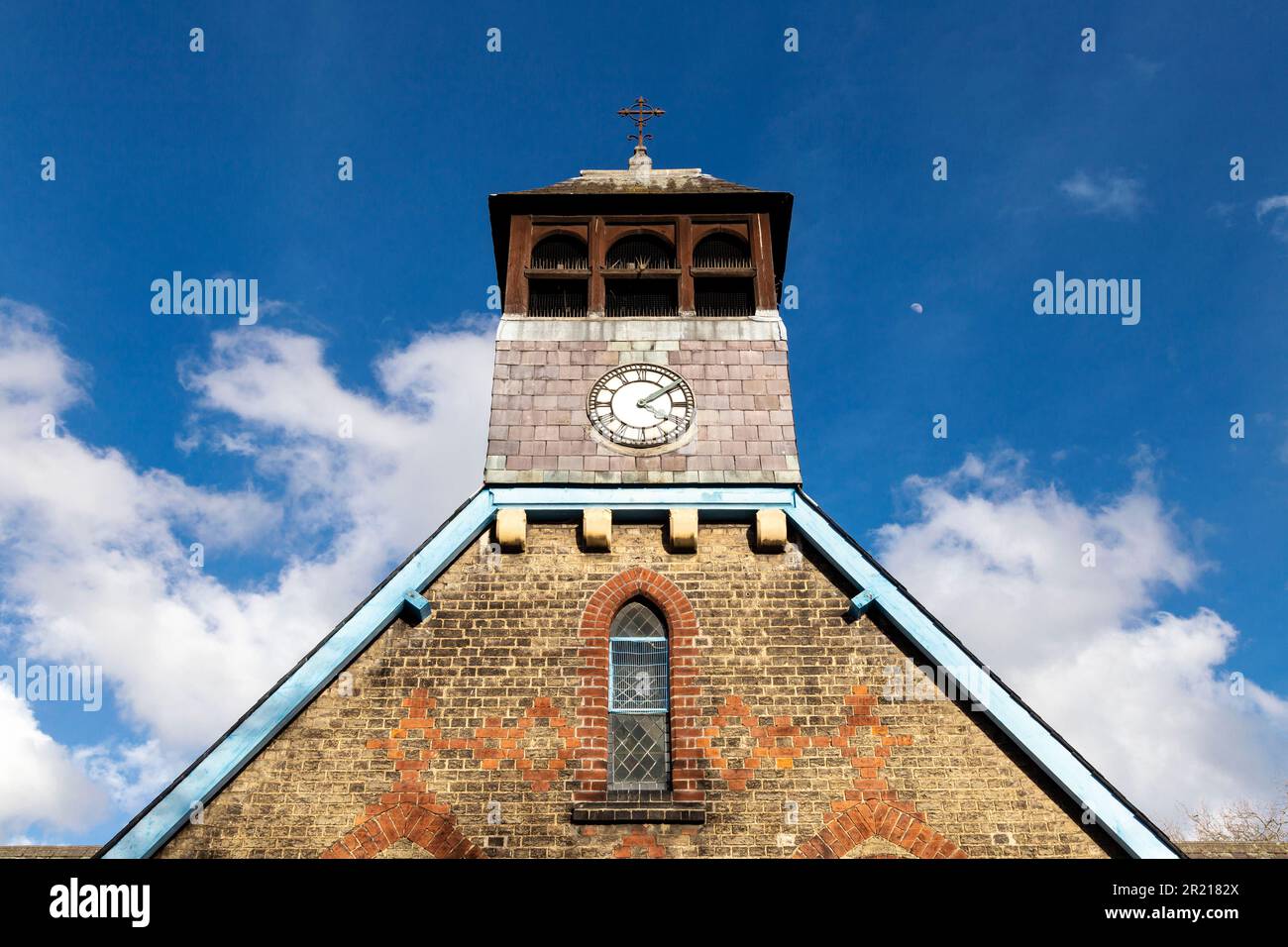 Uhrenturm der St. Matthew's Church mit Glockenrahmen aus Holz, Cambridge, Cambridgeshire, England, Großbritannien Stockfoto
