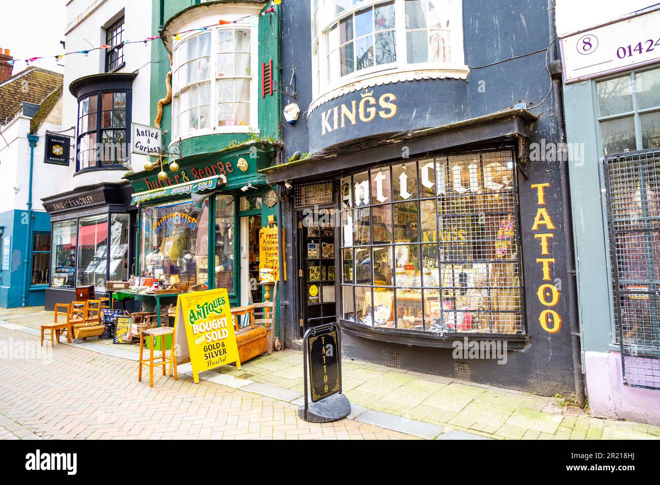 Antiquitätengeschäfte entlang George Street, Hastings, East Sussex, England, Großbritannien Stockfoto