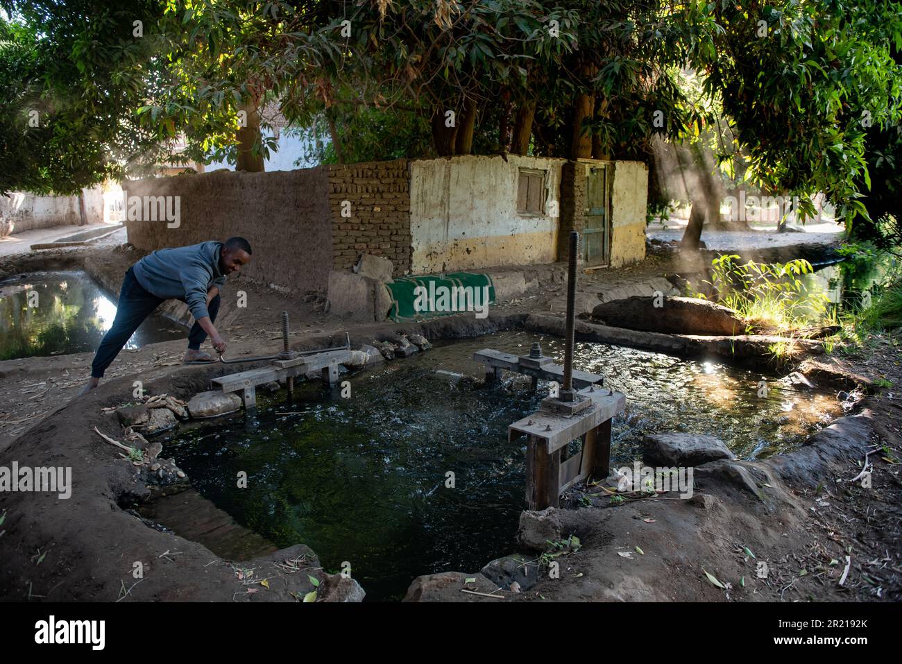 Elephantin, Ägypten. 11. Dezember 2022. Ein nubischer Mann kontrolliert ein Schleusentor, das Wasser vom Nil zu landwirtschaftlichem Land auf Elephantine Island, Assuan, leitet. (Foto: John Wreford/SOPA Images/Sipa USA) Guthaben: SIPA USA/Alamy Live News Stockfoto