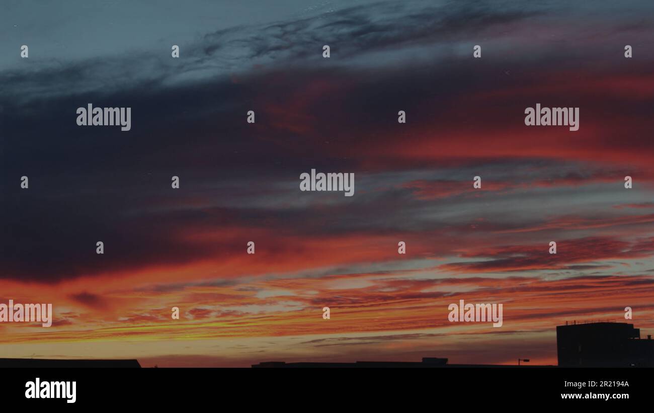 Vorlage für Ankündigungen grafischer Ressourcen für Gruppendienste, die strukturierte Wolken und Farben des Sonnenuntergangs sammeln Stockfoto