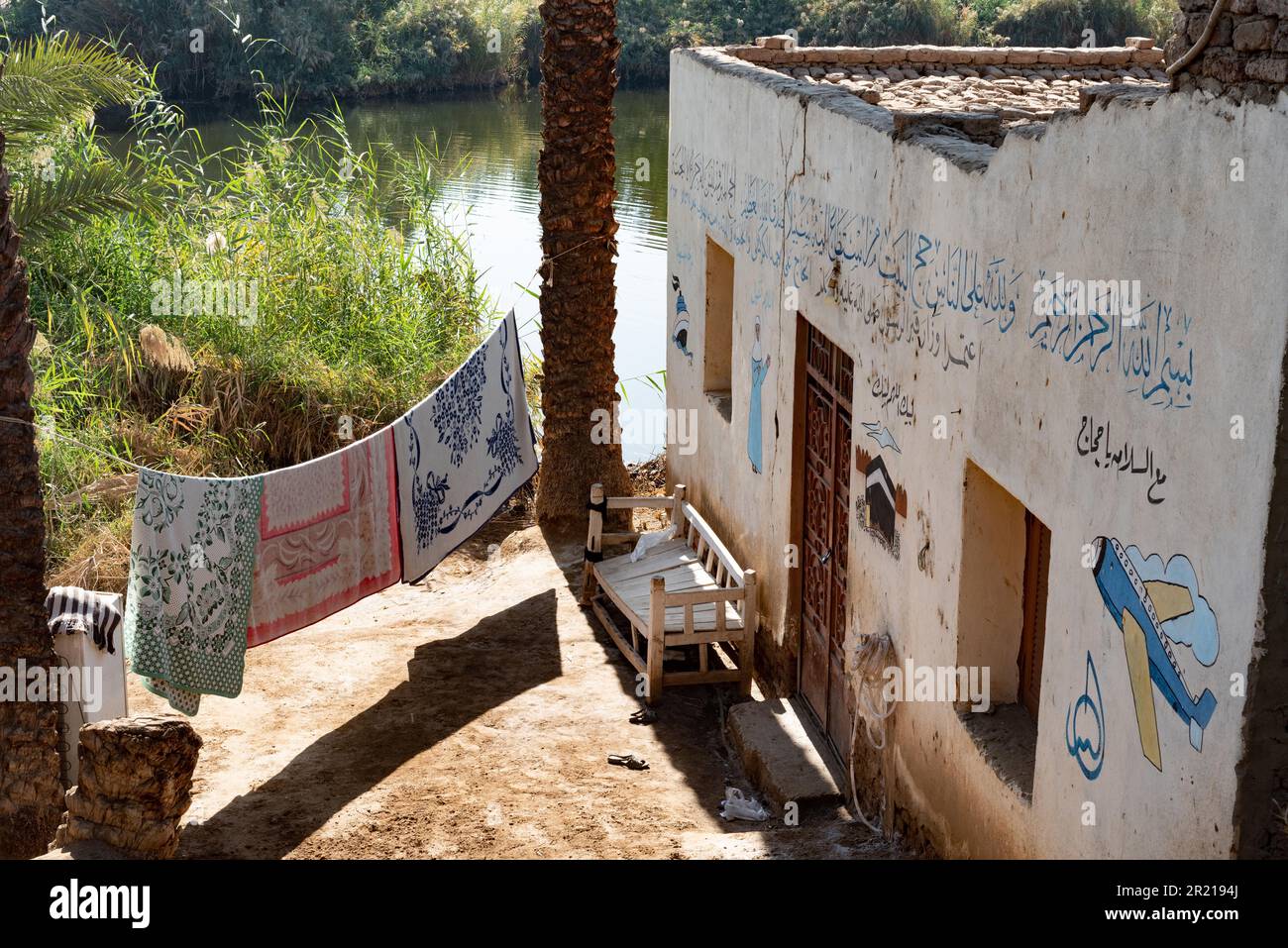 Luxor, Ägypten. 14. Dezember 2022. Typisches Nilhaus mit bemalten Haj-Wallfahrtsbildern in einem Dorf in Oberägypten. (Credit Image: © John Wreford/SOPA Images via ZUMA Press Wire) NUR ZUR REDAKTIONELLEN VERWENDUNG! Nicht für den kommerziellen GEBRAUCH! Stockfoto