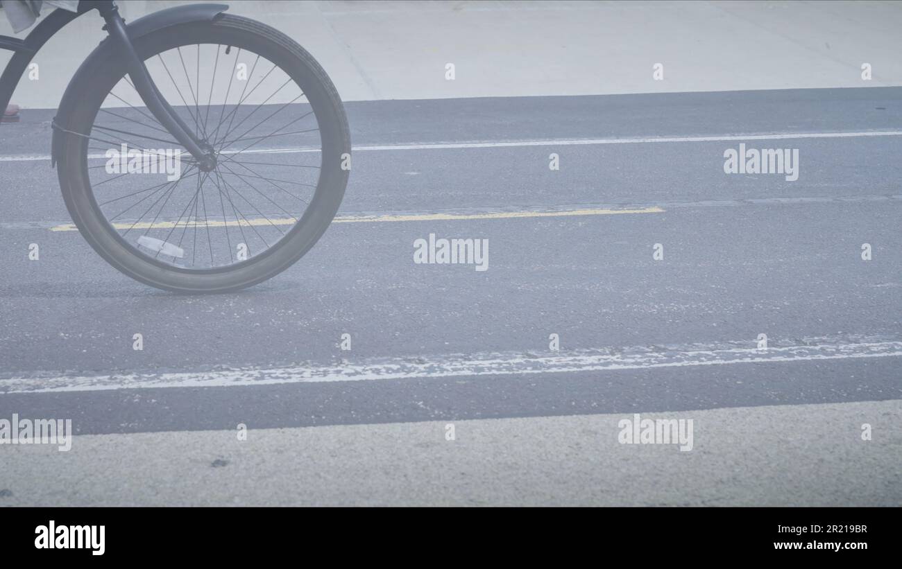 Vorlage zur Ankündigung grafischer Ressourcen für Gruppensammlungen von Fahrradreifen, die entlang des befestigten Straßenwegs fahren Stockfoto
