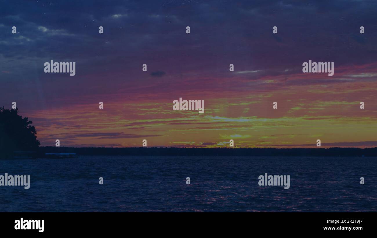 Vorlage für grafische Ressourcenankündigungen für Gruppen-Service-Zusammenstellung von Wolken und Sonnenuntergangsfarben Stockfoto