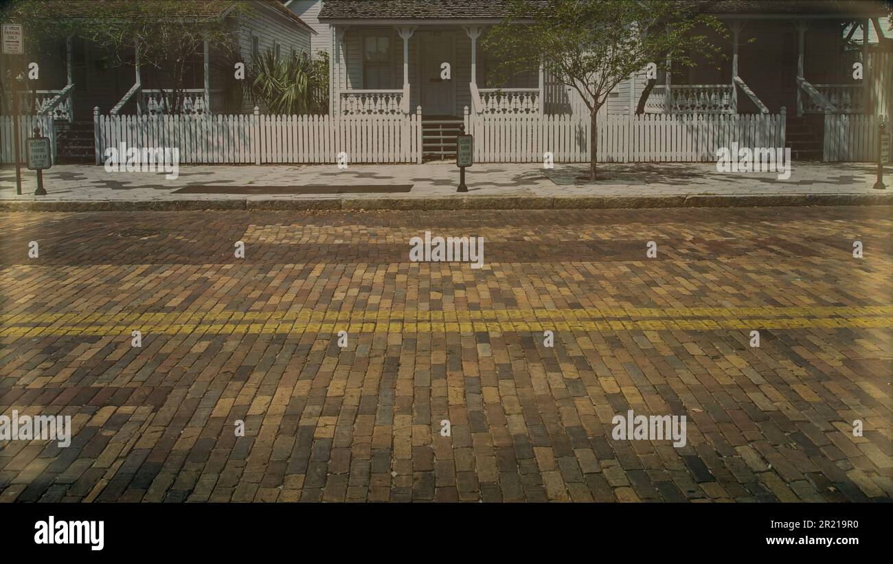 Vorlage zur Ankündigung grafischer Ressourcen für Gruppensammlungen in der kopfsteingepflasterten Backsteinstraße und dem alten alten Reihenhaus Stockfoto Vorlage zur Ankündigung grafischer Ressourcen für Gruppensammlungen in der kopfsteingepflasterten Backsteinstraße und dem alten alten Reihenhaus Stockfoto