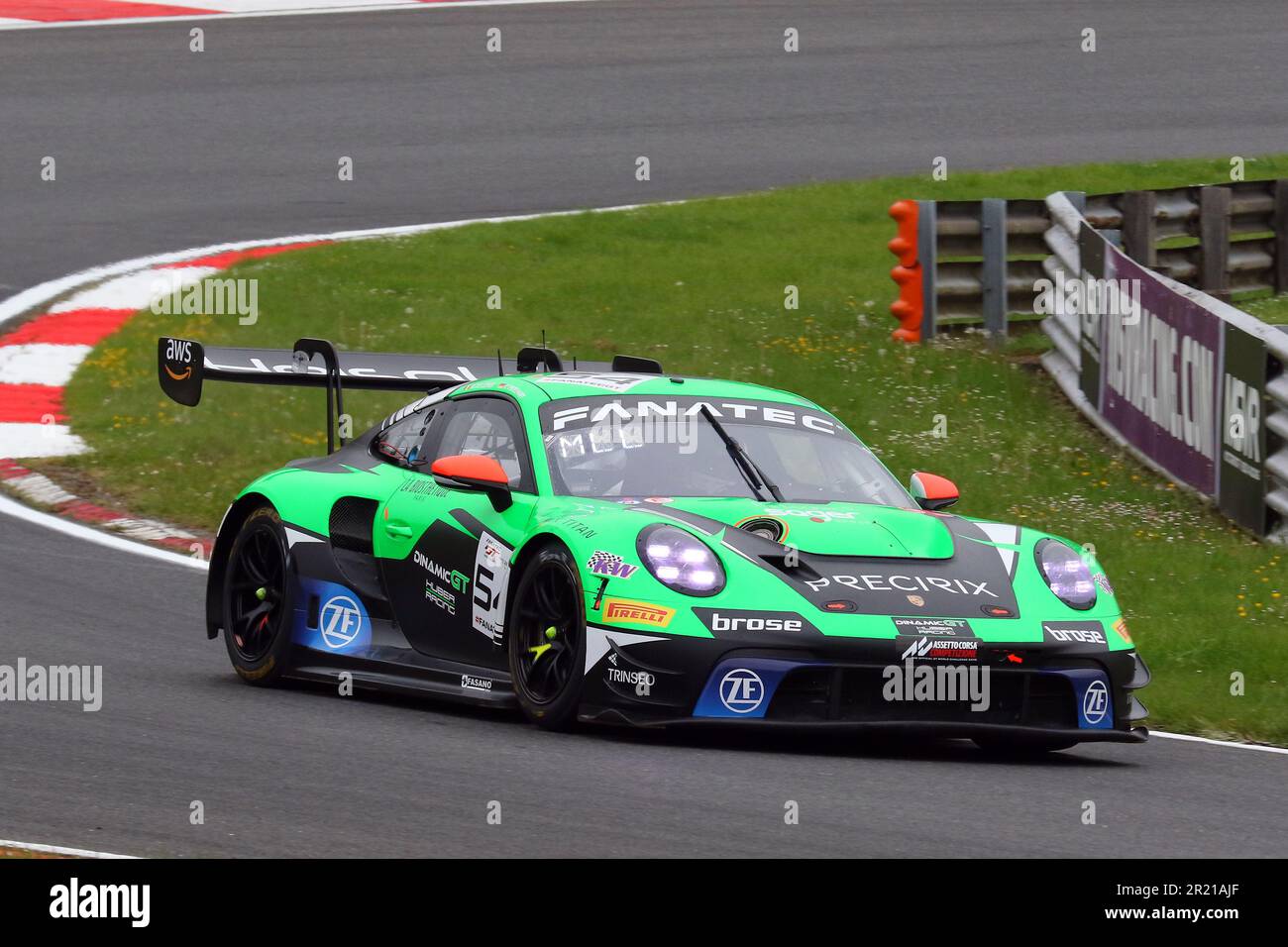 Christian Engelhart - Dinamic GT Huber Racing - fährt Porsche 911 GT3-R Nummer 54 beim GT World Challenge Europe Sprint Cup 2023 bei Brands Hatch Stockfoto