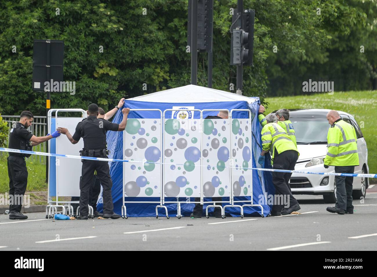 Belgrave Middleway, Birmingham, 16. Mai 2023 - Ein Mann ist gestorben, nachdem er am Dienstagnachmittag bei der Überquerung einer Hauptstraße durch das Stadtzentrum von Birmingham von einem Fahrzeug überfahren wurde. Die Sanitäter arbeiteten am Radfahrer, aber er wurde am Tatort für tot erklärt. Die Polizei von West Midlands schloss beide Seiten des Belgrave Middleway, eine 3-spurige Ringstraße durch das Stadtzentrum, was zu Verkehrsstaus führte, während Offiziere den Tod des mannes untersuchen. Das weiße Fahrzeug ist vermutlich ein Zeuge und nicht am RTC beteiligt. Die Polizei von West Midlands sagte damals: "Wir haben es derzeit mit einer schweren Kollision auf Belgra zu tun Stockfoto