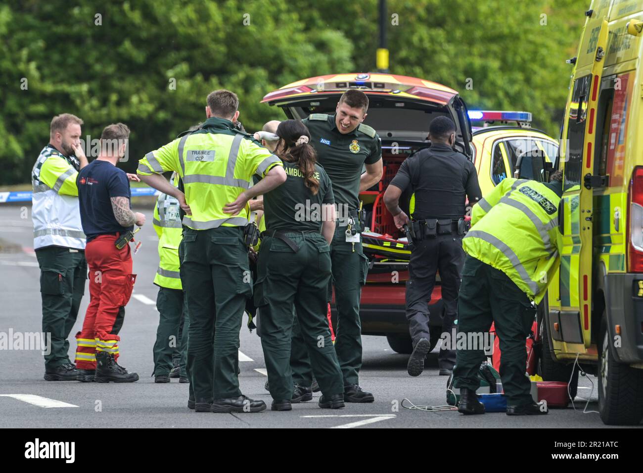 Belgrave Middleway, Birmingham, 16. Mai 2023 - Ein Mann ist gestorben, nachdem er am Dienstagnachmittag bei der Überquerung einer Hauptstraße durch das Stadtzentrum von Birmingham von einem Fahrzeug überfahren wurde. Die Sanitäter arbeiteten am Radfahrer, aber er wurde am Tatort für tot erklärt. Die Polizei von West Midlands schloss beide Seiten des Belgrave Middleway, eine 3-spurige Ringstraße durch das Stadtzentrum, was zu Verkehrsstaus führte, während Offiziere den Tod des mannes untersuchen. Die Polizei von West Midlands sagte damals: "Wir haben es derzeit mit einer schweren Kollision auf dem Belgrave Middleway zwischen der Kreuzung Horton Square und Haden Circus zu tun. „Die Stockfoto