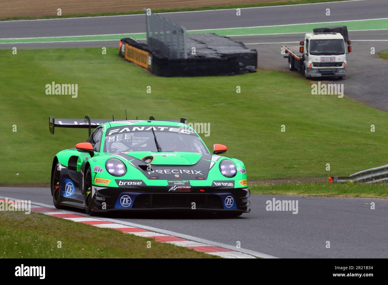 Christian Engelhart - Dinamic GT Huber Racing - fährt Porsche 911 GT3-R Nummer 54 beim GT World Challenge Europe Sprint Cup 2023 bei Brands Hatch Stockfoto