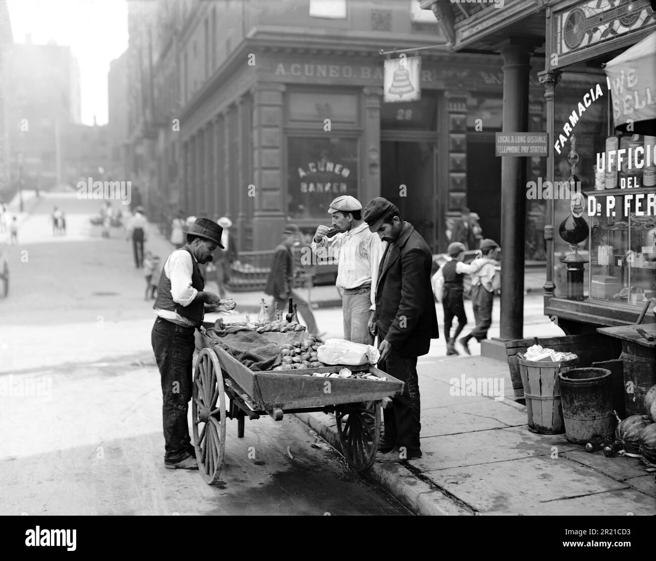 USA New York - Muschelverkäufer in Mulberry Bend, New York, zwischen 1900 -1910 Stockfoto