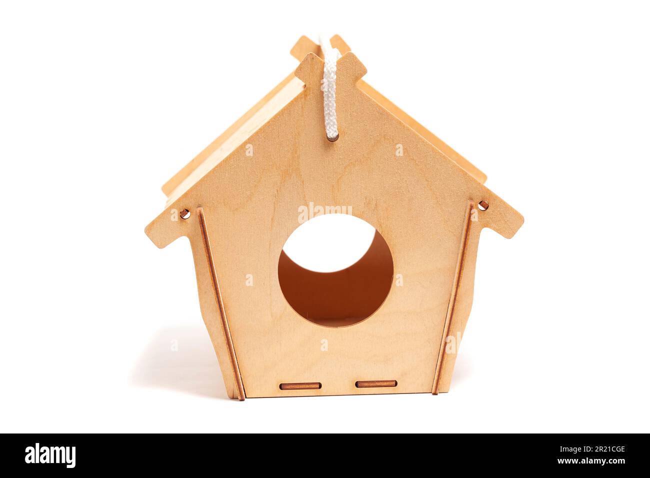 Vogelhäuser und Vogelfutterhäuschen isoliert auf weißem Hintergrund. Rette Vögel. Vogelfütterung. Stockfoto