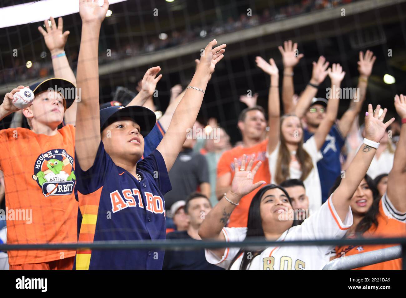 Fans jubeln beim MLB-Spiel zwischen den Chicago Cubs und den Houston Astros am Montag, den 15. Mai 2023, im Minute Maid Park in Houston, Texas. Die Stockfoto