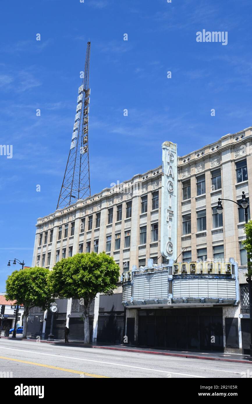 HOLLYWOOD, KALIFORNIEN - 12. MAI 2023: Das Hollywood Pacific Theatre. Der Filmpalast wurde 1928 als Warner Hollywood Theatre eröffnet. Stockfoto