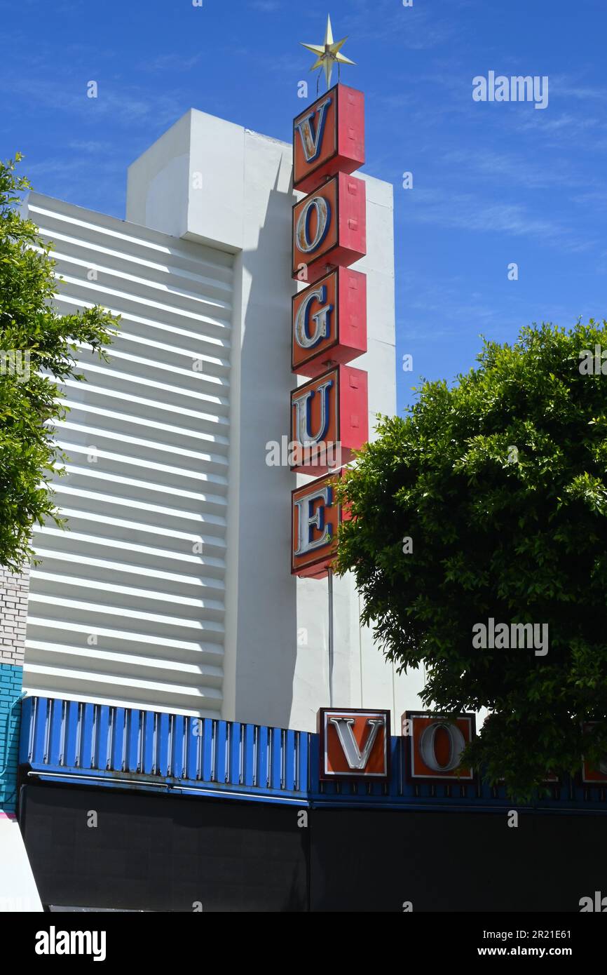 LOS ANGELES, KALIFORNIEN - 12. MAI 2023: Das Old Vogue Theatre, jetzt das Vogue Multicultural Museum am Hollywood Boulevard. Stockfoto