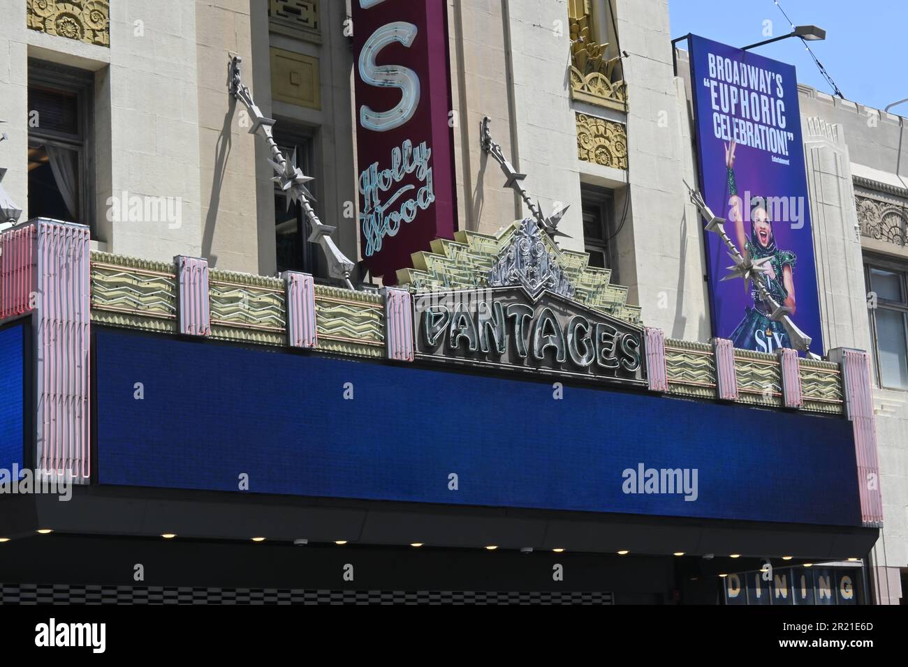 LOS ANGELES, KALIFORNIEN - 12. MAI 2023: Nahaufnahme des Pantages Theatre Marquee auf dem Hollywood Boulevard. Stockfoto
