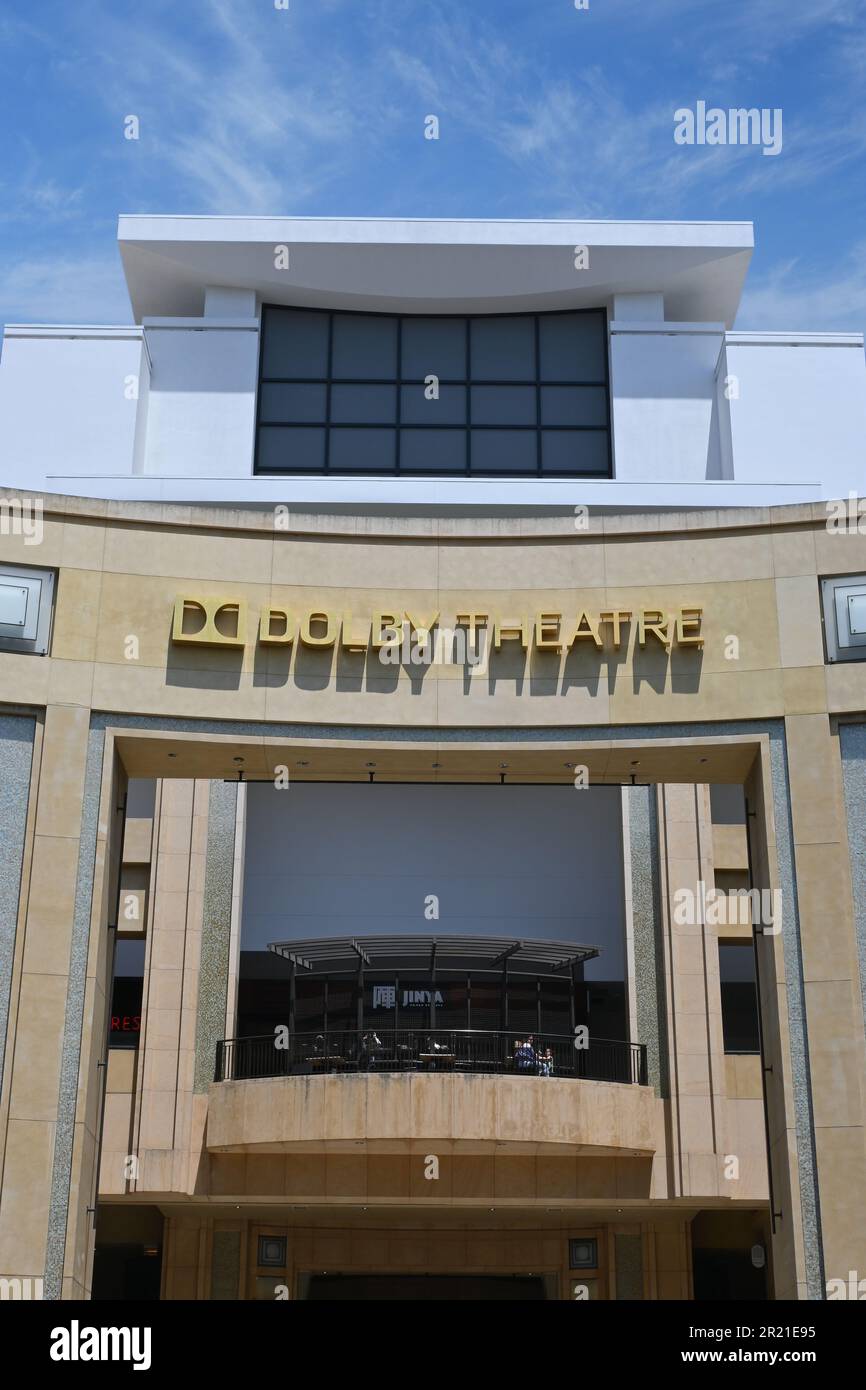 HOLLYWOOD, KALIFORNIEN - 12. MAI 2023: Dolby Theatre Hollywood Boulevard im Einkaufszentrum Ovation Hollywood und Unterhaltungskomplex. Stockfoto