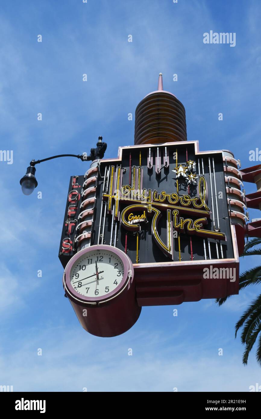 HOLLYWOOD, KALIFORNIEN - 12. MAI 2023: Hollywood und Vine Lofts Schild an der berühmten Kreuzung. Stockfoto