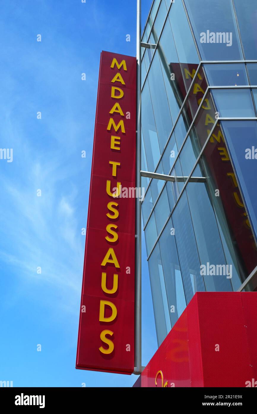 HOLLYWOOD, KALIFORNIEN - 12. MAI 2023: Madame Tussauds-Schild vor dem berühmten Wachsfigurenkabinett am Hollywood Boulevard. Stockfoto