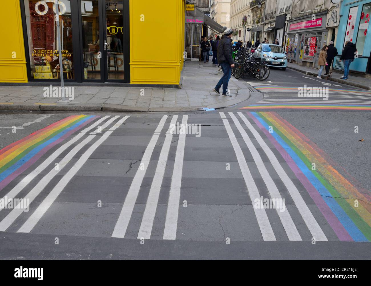 Paris, Frankreich - 18. März 2023: Gay PRIDE Flag Crosswalk im Marais-Viertel in Paris, Frankreich. Stockfoto