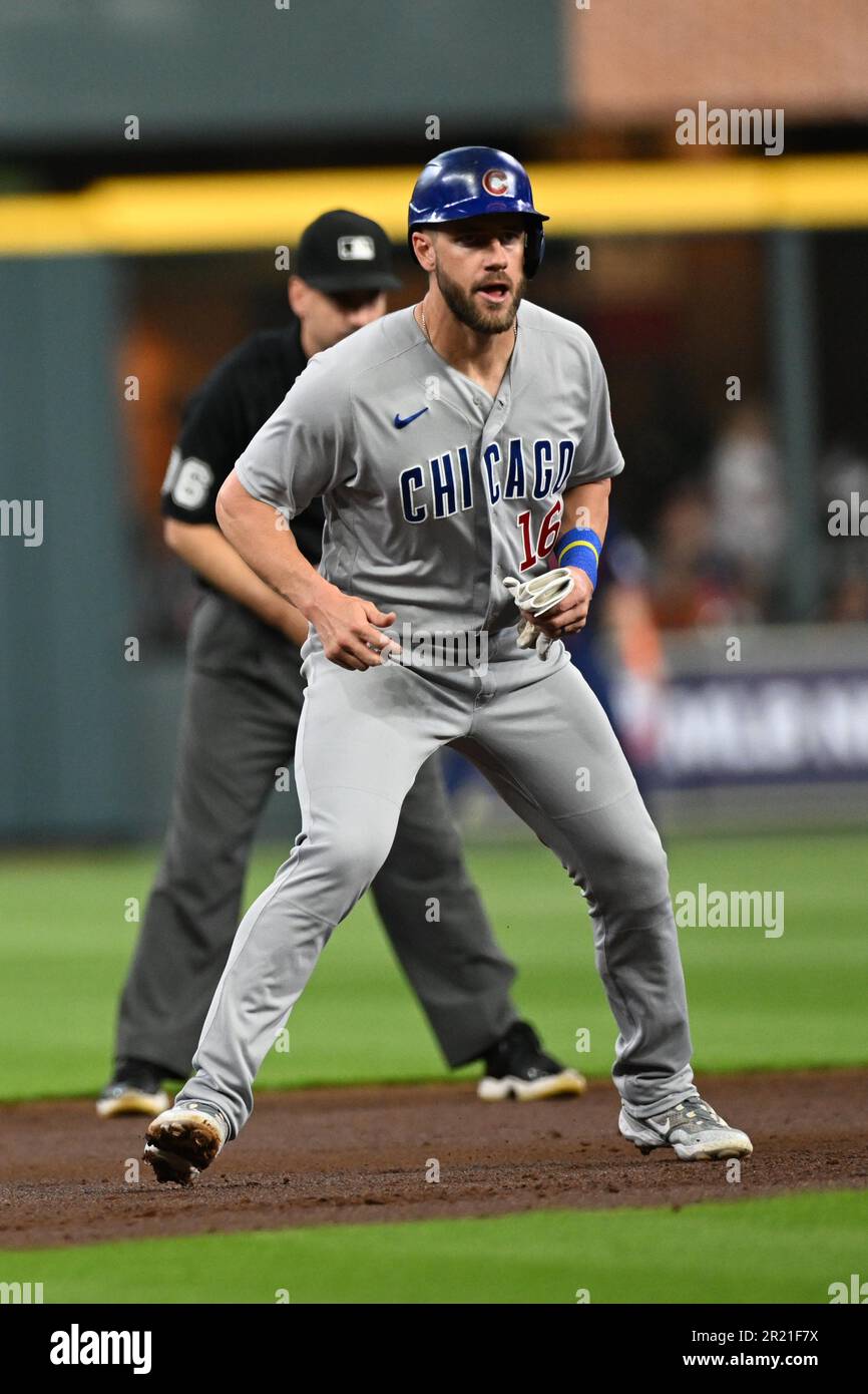 Patrick Wisdom (16), der dritte Baseman der Chicago Cubs, führt im MLB-Spiel zwischen den Chicago Cu als zweiter Base an der Spitze des zweiten Inning an Stockfoto
