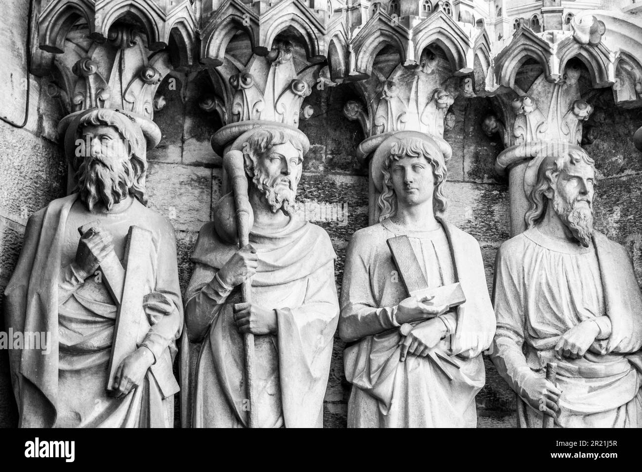 Skulpturenbilder der Heiligen Apostel an der Wand der Fassade der Kathedrale Saint Fin Barre in Cork, Irland. Die Apostel Andrew, James Major, Th Stockfoto