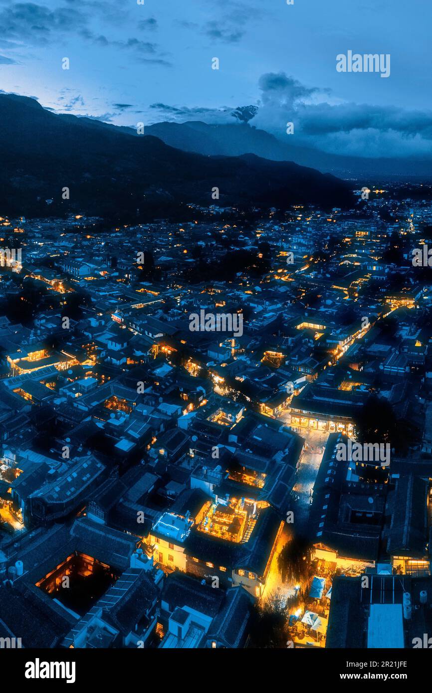 Ein Blick aus der Vogelperspektive auf die traditionellen Wohngebäude in der Altstadt von Shuhe, Lijiang, Yunnan, China, Asien, Vom Himmel aus gesehen Stockfoto