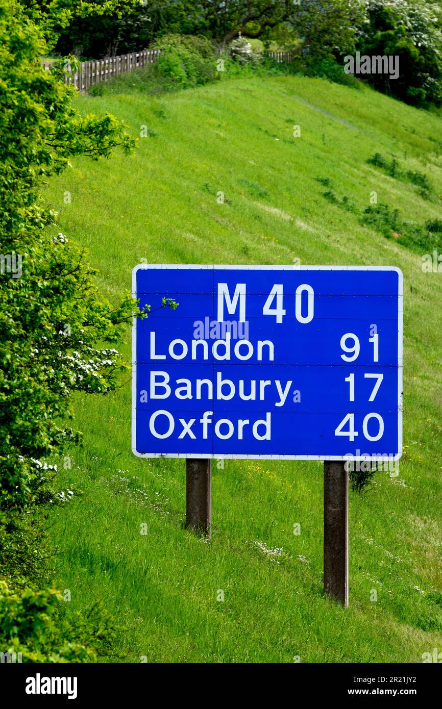 Autobahnschild M40, Warwickshire, England, Großbritannien Stockfoto