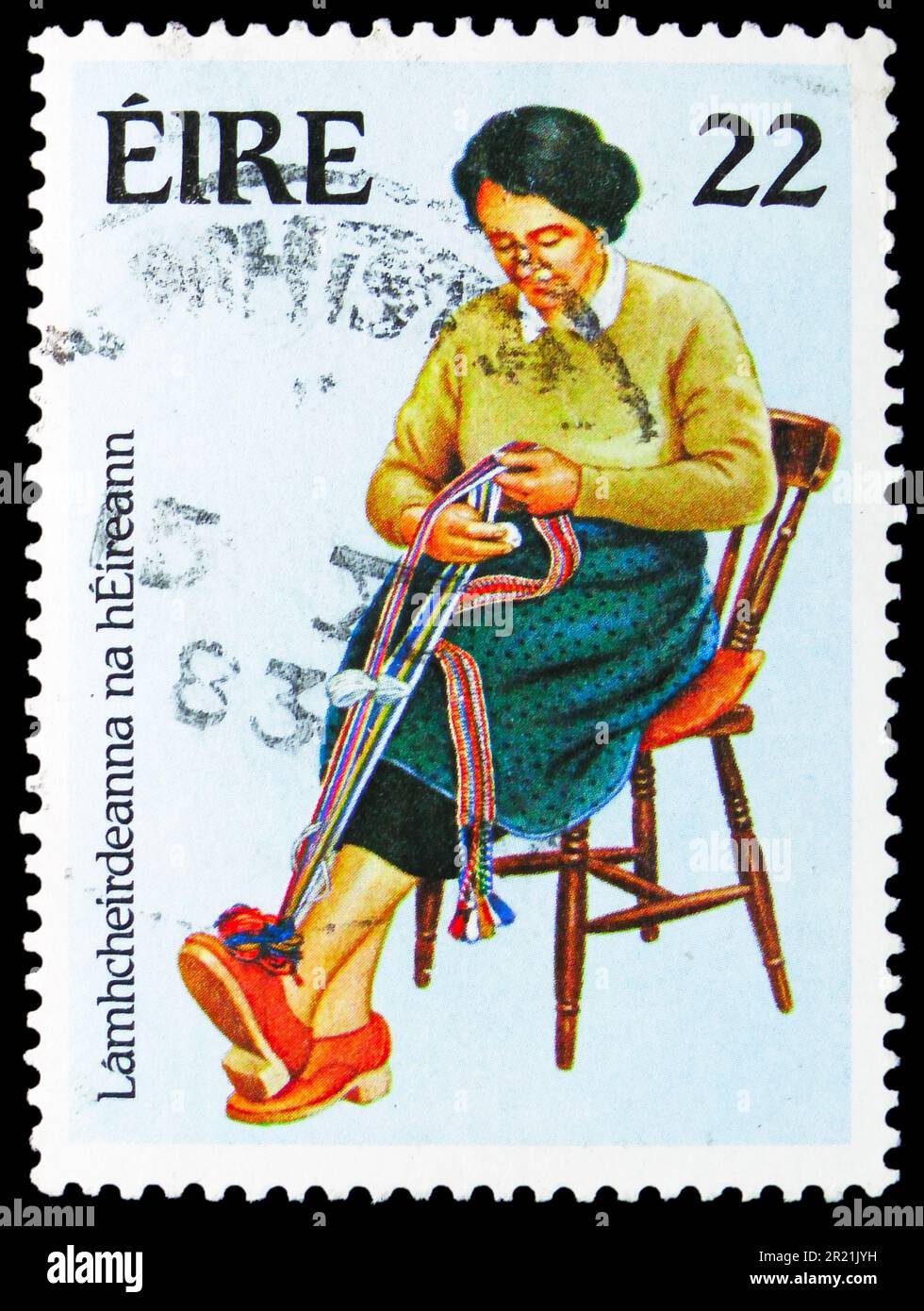 MOSKAU, RUSSLAND - 08. APRIL 2023: In Irland gedruckte Briefmarken zeigen Weaving, Irish Handicrafts Serie, ca. 1983 Stockfoto