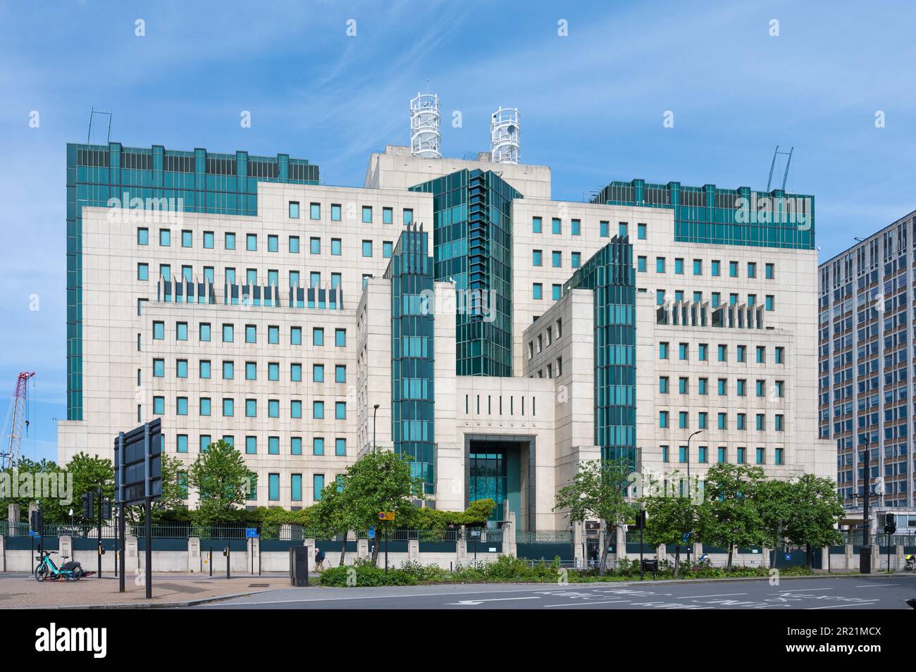 Außenansicht des SIS Building oder MI6 Building, Hauptquartier des Geheimdienstes auf Vauxhall Cross, Vauxhall, London, England, Vereinigtes Königreich Stockfoto