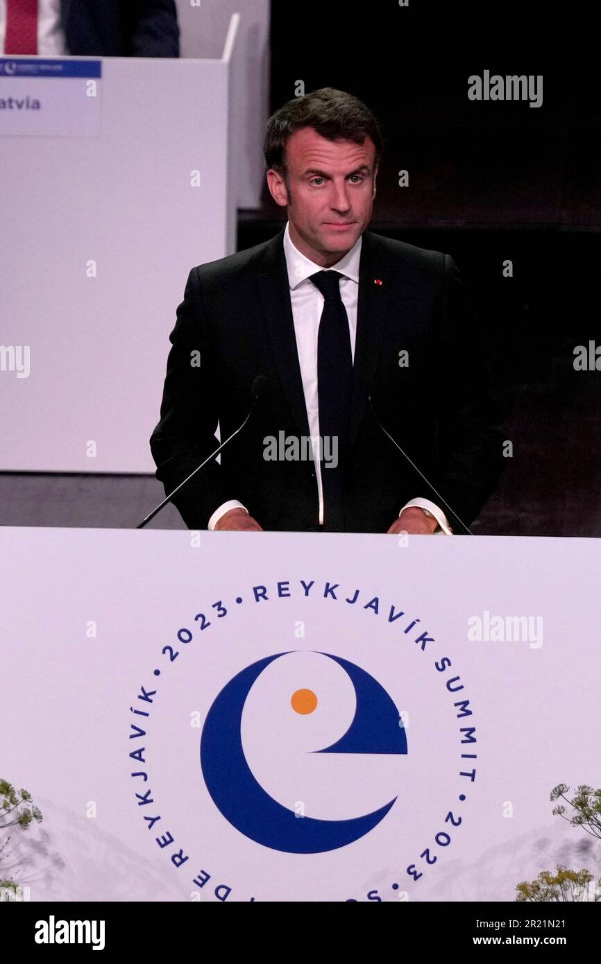 Der französische Präsident Emmanuel Macron spricht während der Eröffnung des Gipfels des Europarates in Reykjavik, Island. Foto: Dienstag, 16. Mai 2023. Stockfoto