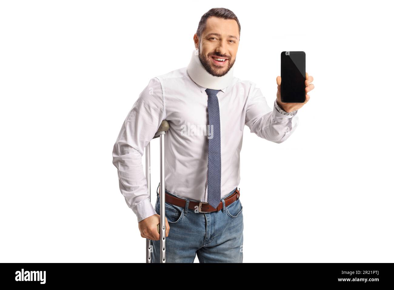 Verletzter Mann mit Halsband, der sich auf Krücken lehnt und ein Smartphone isoliert auf weißem Hintergrund hält Stockfoto