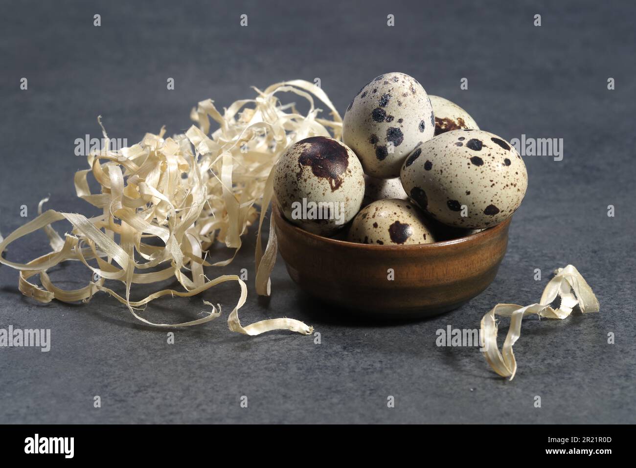 Wachteleier, frische Wachteleier und Feder auf dem Tisch, rohe Eierschale Stockfoto