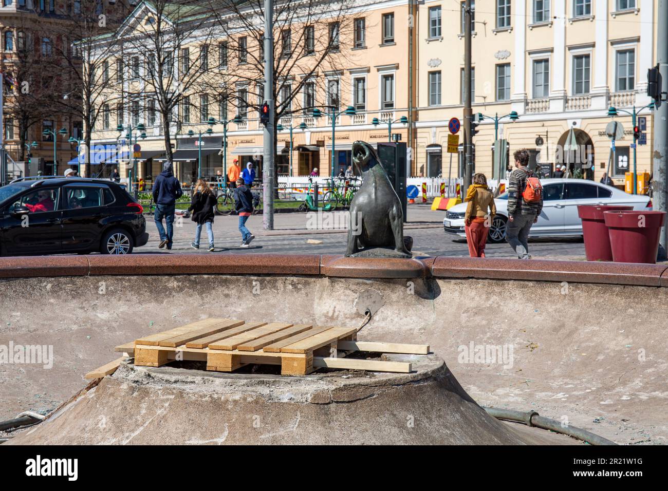 Holzpalette auf dem Stand der entfernten Havis Amanda Skulptur in Helsinki, Finnland Stockfoto