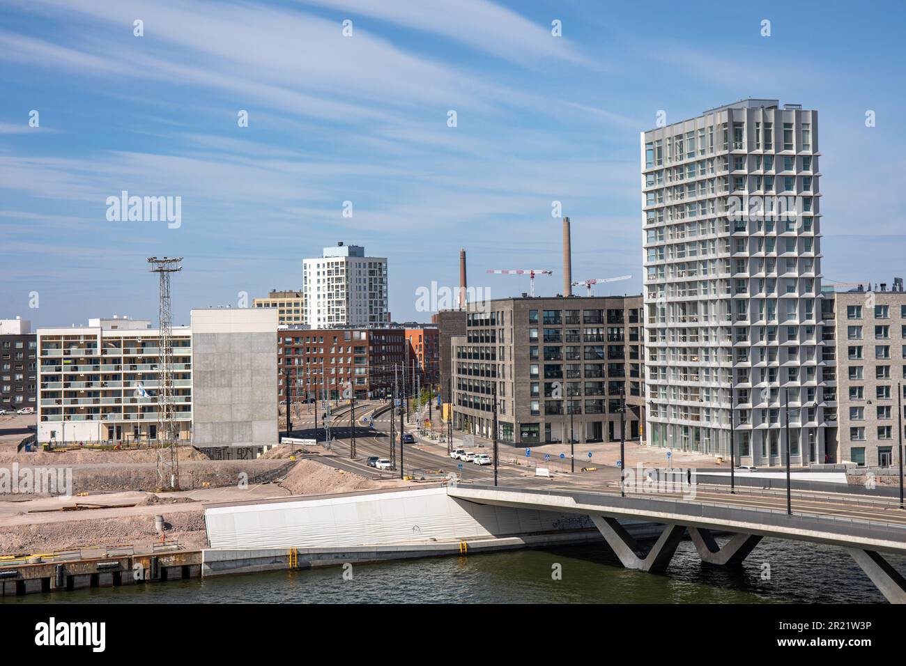 Blick aus der Vogelperspektive auf Atlantinkatu mit neu gebauten Wohngebäuden in Länsisatama oder im Stadtteil Jätkäsaari in Helsinki, Finnland Stockfoto