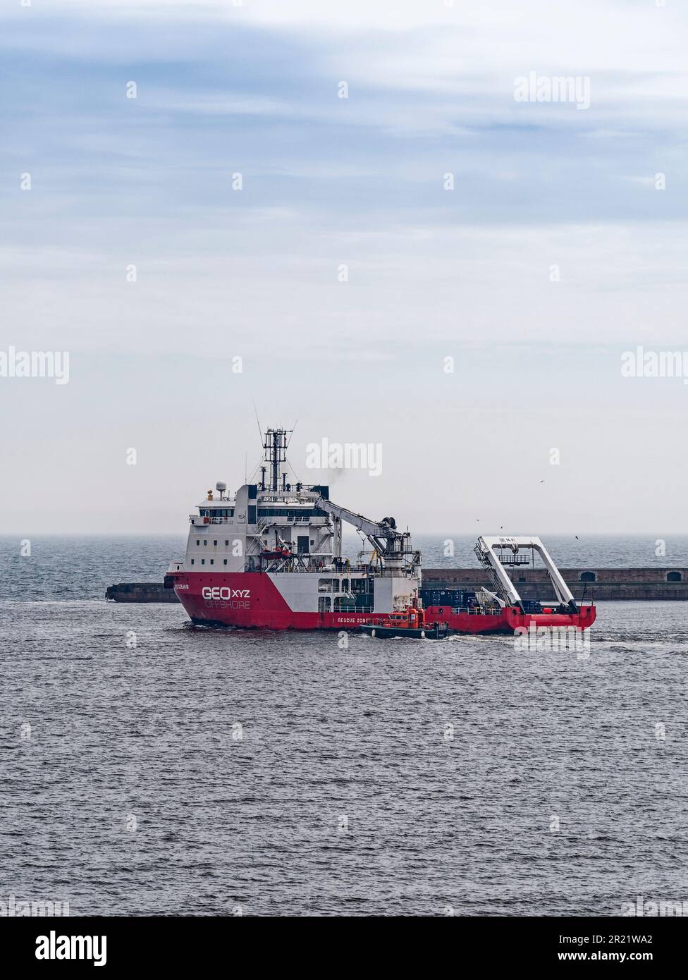 Geo Ocean 111, ein Offshore-Überwachungs- und Versorgungsschiff, verlässt die Flusskleidung in Roker, Sunderland, Großbritannien Stockfoto