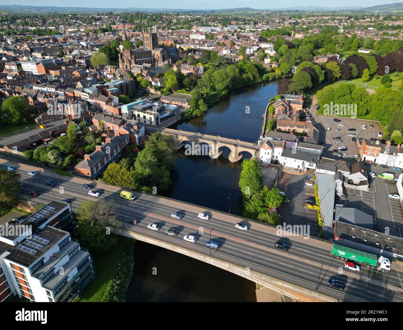 Luftaufnahme von Hereford City Herefordshire UK mit A49 Brücke ( Vordergrund ) über den Fluss Wye mit alter mittelalterlicher Brücke dahinter, aufgenommen im Mai 2023 Stockfoto Luftaufnahme von Hereford City Herefordshire UK mit A49 Brücke ( Vordergrund ) über den Fluss Wye mit alter mittelalterlicher Brücke dahinter, aufgenommen im Mai 2023 Stockfoto