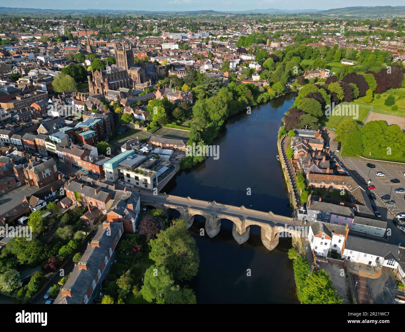 Hereford England UK - Luftaufnahme der Cathedral City mit der mittelalterlichen Old Wye Bridge über den Fluss Wye vom 2023. Mai Stockfoto