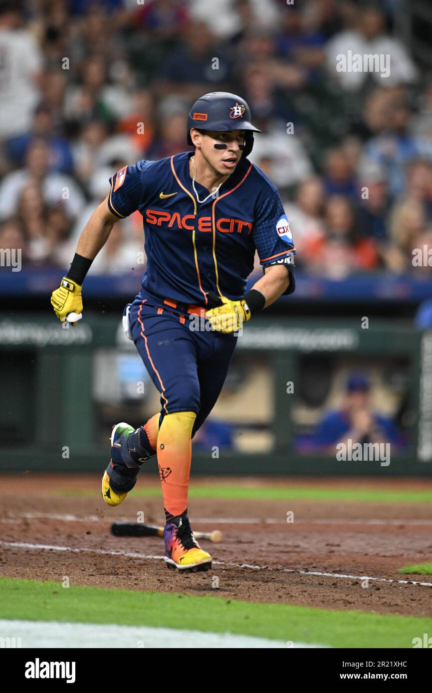 Houston, Usa. 15. Mai 2023. Mauricio Dubon (14), zweiter Baseman der Houston Astros, trifft am Montag, den 15. Mai 2023, im Minute Maid Park in Houston, Texas, ein einzelnes nach-rechts-Feld im siebten Inning während des MLB-Spiels zwischen den Chicago Cubs und den Houston Astros. Die Astros besiegten die Cubs 6-4. (Tom Walko/Image of Sport/Sipa USA) Kredit: SIPA US/Alamy Live News Stockfoto