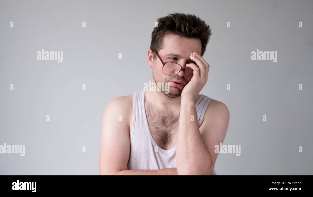 Der müde europäische junge Mann sieht ermüdet aus, ohne Kraft und Energie. studioaufnahme Stockfoto