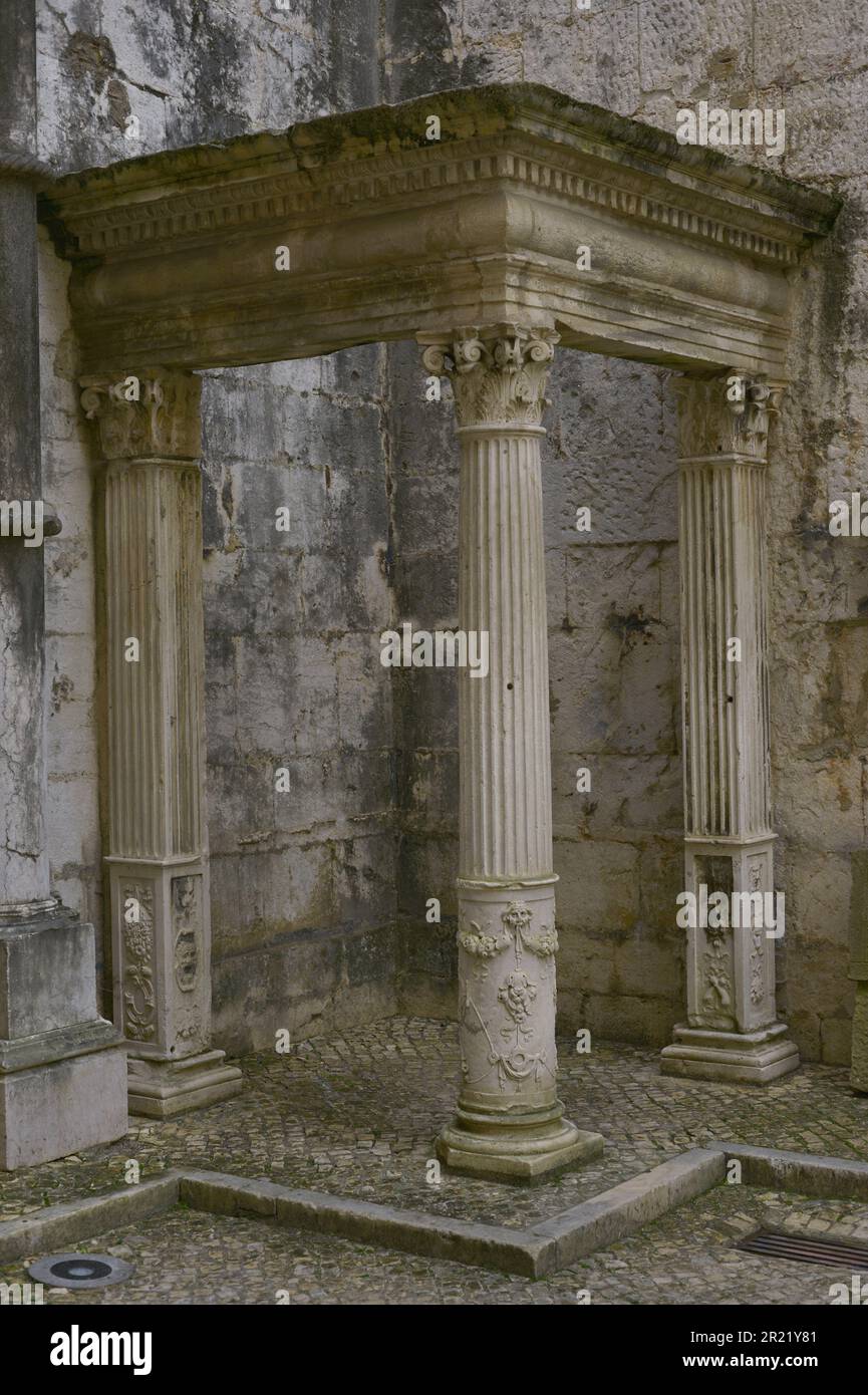 Winkelfenster, 16. Jahrhundert. Kalkstein. Von Santarem (Portugal). Archäologisches Museum Von Carmo. Lissabon, Portugal. Stockfoto