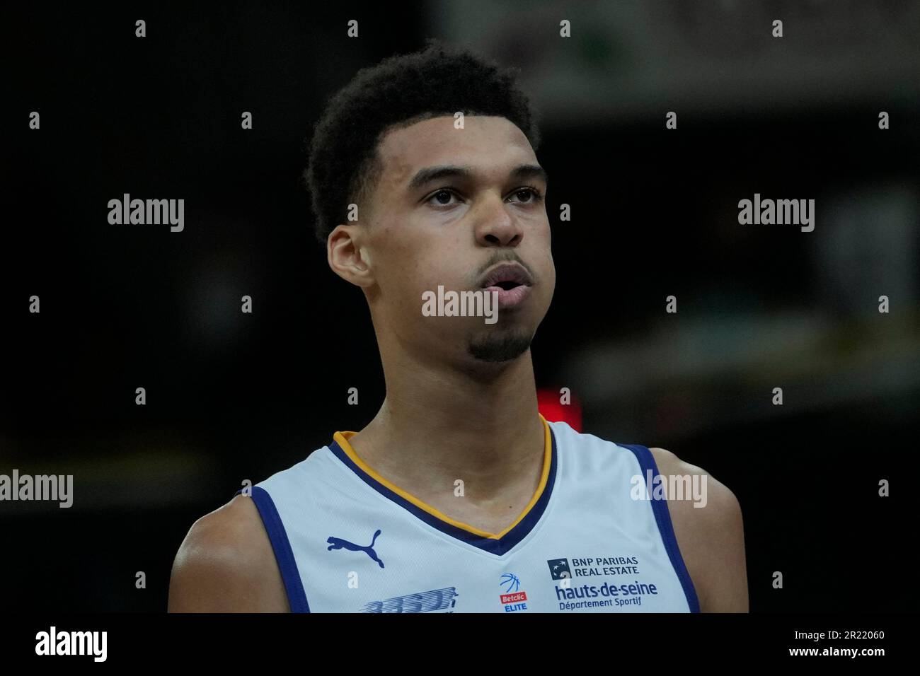 Boulogne-Levallois' Victor Wembanyama reacts during the Elite basketball match Boulogne-Levallois against Paris at the Palais de Sports Marcel Cerdan stadium in Levallois-Perret, outside Paris, Tuesday, May 16, 2023. Wembanyam is projected to be the first overall pick in the 2023 NBA draft. (AP Photo/Thibault Camus) Stockfoto