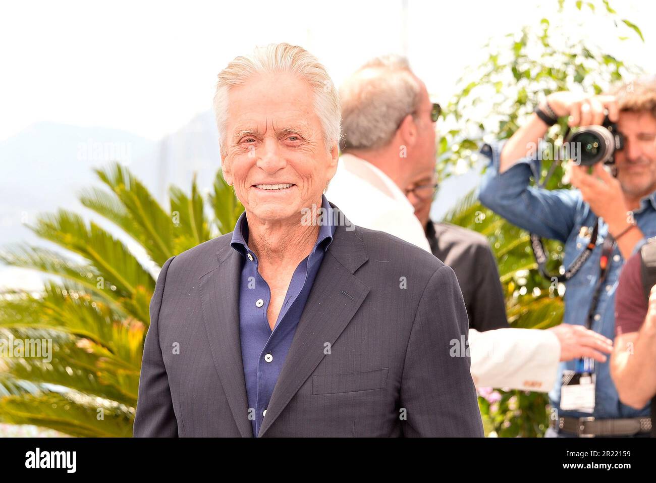 Michael Douglas nimmt an einem Fotoanruf Teil, während er am 16. Mai 2 beim jährlichen Filmfestival 76. in Cannes im Palais des Festivals eine Ehrenfeier der Palme D'Or erhält Stockfoto