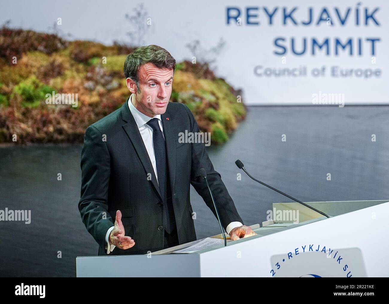 Reykjavik, Island. 16. Mai 2023. Emmanuel Macron, Präsident Frankreichs, spricht auf dem Gipfeltreffen des Europarates. Erst zum vierten Mal in der mehr als 70-jährigen Geschichte des Europarates treffen sich die Staats- und Regierungschefs der Mitgliedstaaten. Auf der Tagesordnung stehen die Unterstützung der Ukraine und die Achtung der Menschenrechte in den Mitgliedstaaten. Der Europarat ist unabhängig von der EU und hat sich zum Ziel gesetzt, die Achtung der Menschenrechte mit seinen 46 Mitgliedstaaten zu gewährleisten. (Recrop) Kredit: Kay Nietfeld/dpa/Alamy Live News Stockfoto