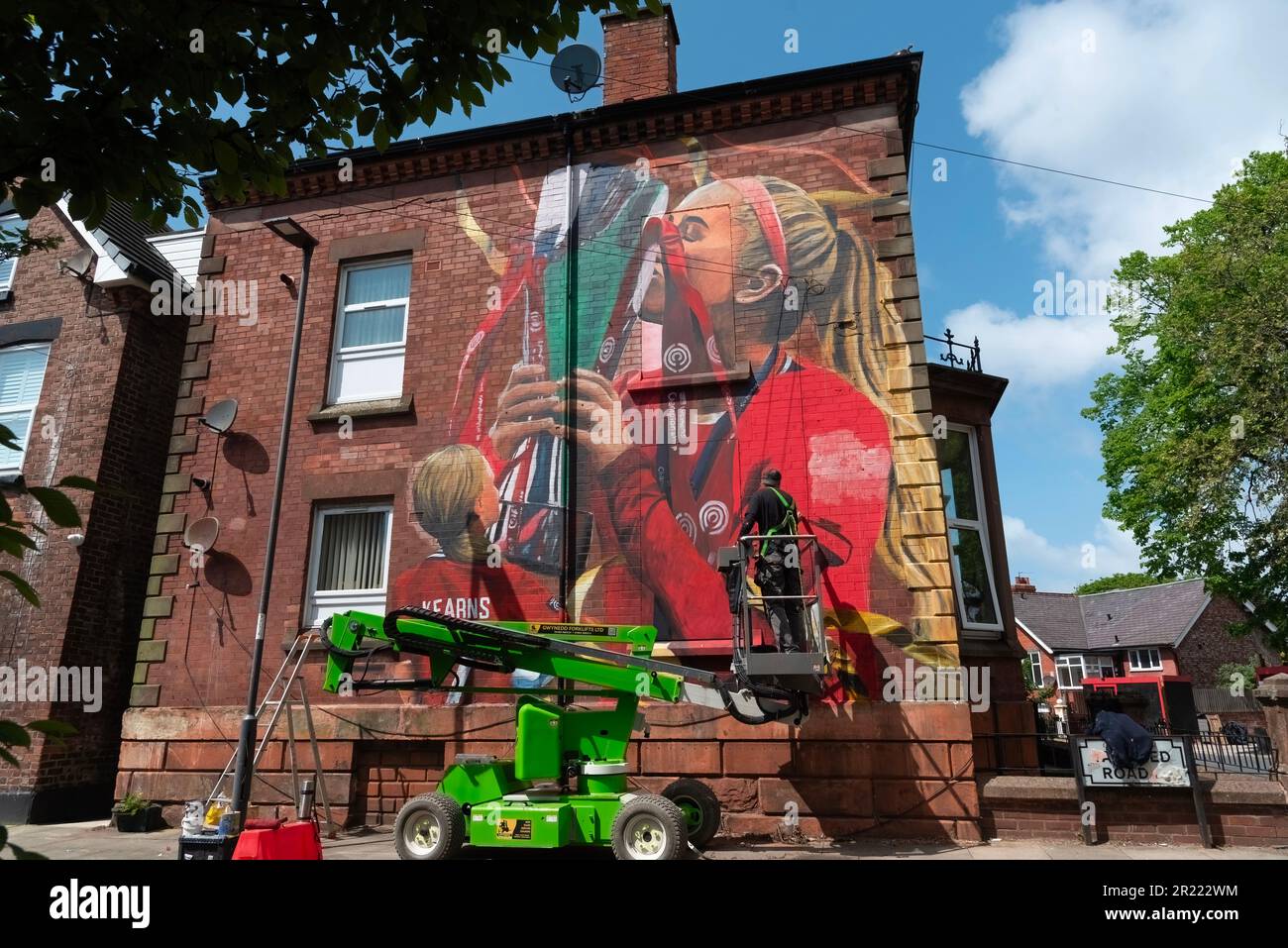 Liverpool, Großbritannien. 16. Mai 2023. Künstler Paul Curtis verleiht einer neuen Wandgemälde des FC Liverpool Frauenspielers Missy Bo Kearns in Tancred Road, Liverpool, den letzten Schliff. Kearns, ein Scouser und lebenslanger Roter, ist seit dem Alter von acht Jahren in den Büchern des Clubs und hat sich mit Liverpool erfolgreich durchgesetzt, während er von England ebenfalls auf U23-Niveau gekrönt wurde. Kredit: SOPA Images Limited/Alamy Live News Stockfoto