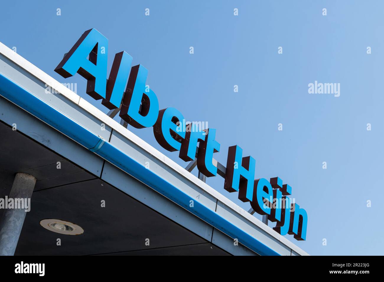 Albert-Heijn-Schriftzug in der Filiale. Albert Heijn ist die größte Supermarktkette in den Niederlanden. Stockfoto