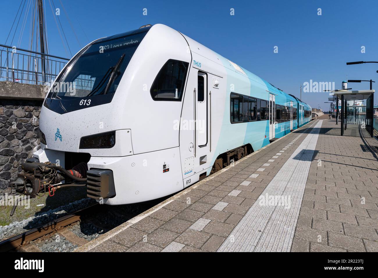 Arriva Stadler ZWINK Regionalzug am Bahnhof Harlingen Haven Stockfoto