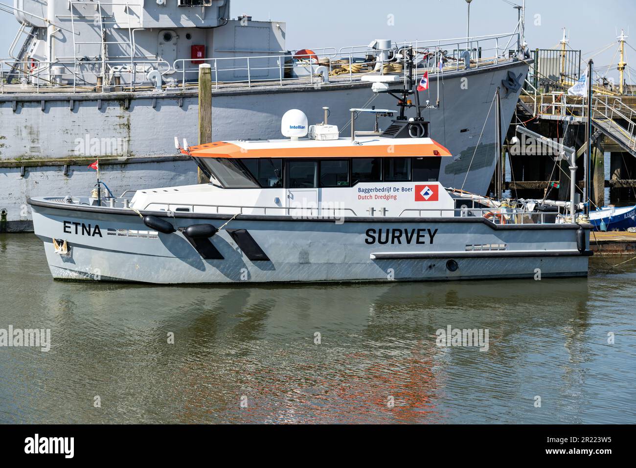 Baggerbedrijf De Boer Surveyschiff Ätna im Hafen von Harlingen, Niederlande Stockfoto