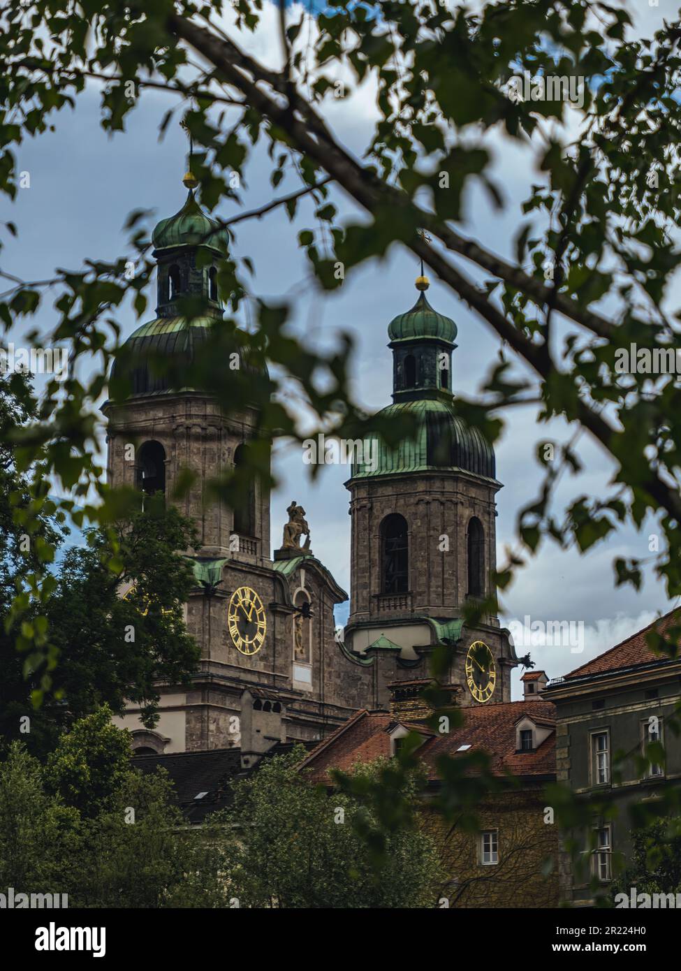 St. James-Jakob-dom in Innsbruck Österreich Tirol durch Laubbäume zu sehen Stockfoto